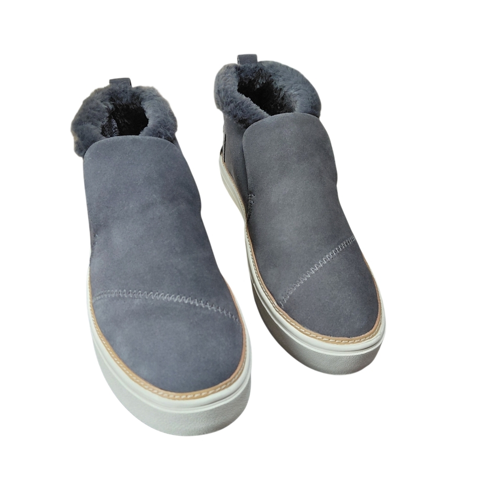 TOMS Suede Gray Fur Lined Ankle Sneaker/shoe. Size 9 NWT